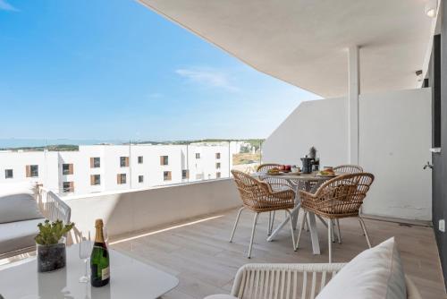 شرفة/ تراس, Estepona Beach Getaway 2BR Apartment w Sea View in La Gaspara