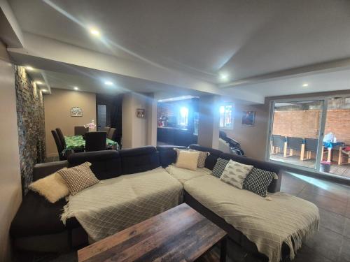 Maison avec piscine chauffée, jacuzzi et sauna 6 chambres (Maison avec piscine chauffee, jacuzzi et sauna 6 chambres) in Saint Paul