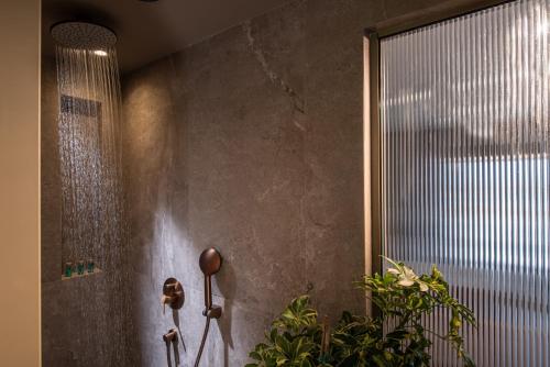 Zuhanyzó, The River Suites Adults Only-A Seaside Experience in Agiosz Nikolaosz