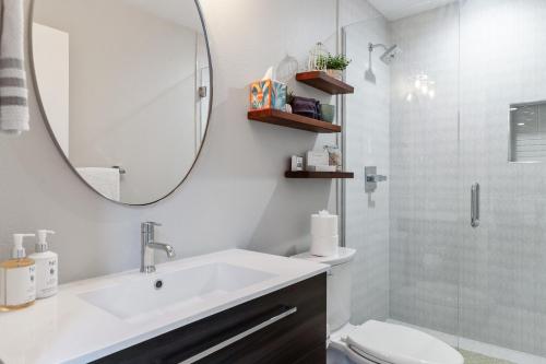LuxuryDenver Studio w Hot Tub 2 Mi to Downtown in Denver, USA