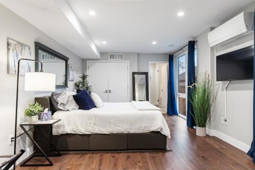 LuxuryDenver Studio w Hot Tub 2 Mi to Downtown in Denver, USA