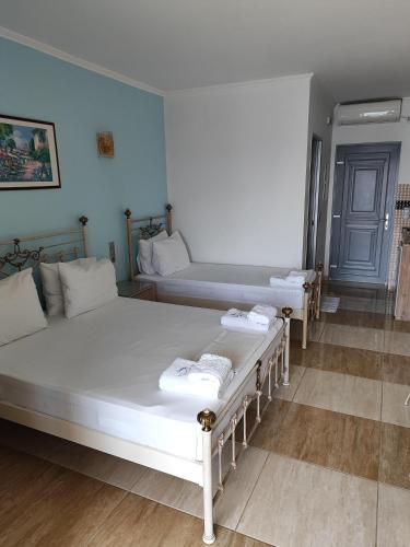 Deluxe Triple Room with Sea View image 1