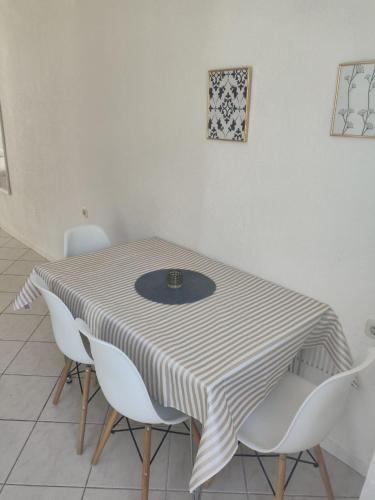 Studio Apartment with Balcony and Sea View