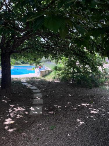 Dārzs, Grande maison avec piscine de 12 pers en Ardèche (Grande maison avec piscine de 12 pers en Ardeche) in Salazac
