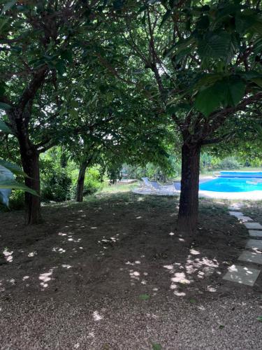 Dārzs, Grande maison avec piscine de 12 pers en Ardèche (Grande maison avec piscine de 12 pers en Ardeche) in Salazac