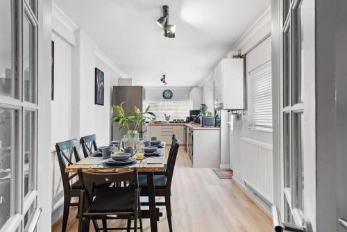 4 Bed - 2 Bath - Central - Ideal for Contractors
