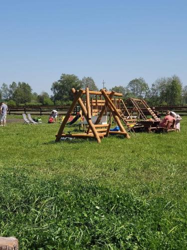 Spēļu laukums, Zagroda Zabłocie Domek Między Drzewami (Zagroda Zablocie Domek Miedzy Drzewami) in Krzyczki Szumne