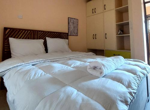 Staycation with Karimi in เอมบู