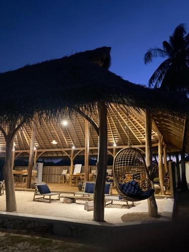 Restaurant, Oeseli Beach Bungalow in Boa
