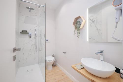 Camera con bagno privato, balcone, parcheggio gratis, 20 min dal Colosseo, Rome (photo 3)