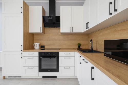 Küche, Przestronny Apartament w Zielonej Okolicy Parking by Noclegi Renters in Sosnowitz
