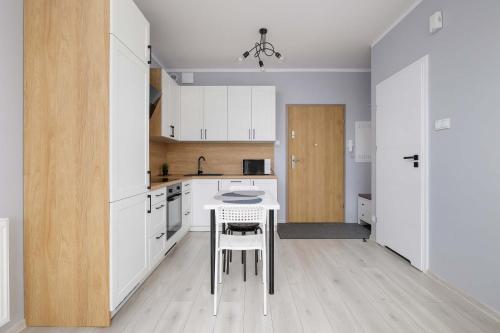 Küche, Przestronny Apartament w Zielonej Okolicy Parking by Noclegi Renters in Sosnowitz