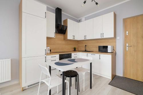 Küche, Przestronny Apartament w Zielonej Okolicy Parking by Noclegi Renters in Sosnowitz