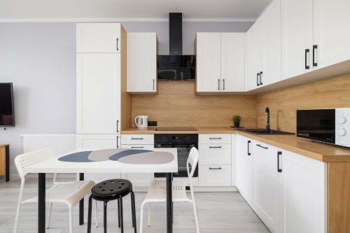 Küche, Przestronny Apartament w Zielonej Okolicy Parking by Noclegi Renters in Sosnowitz