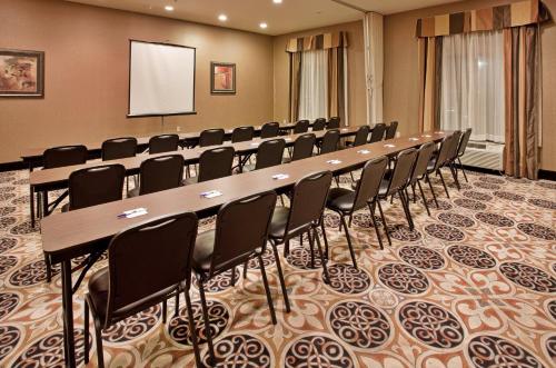 Holiday Inn Express Hotel & Suites McPherson By IHG - 회의실/연회장