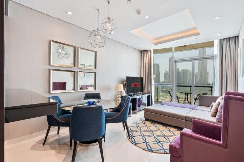 Stylish 2BR - Near Burj Khalifa & City Views, Dubaj
