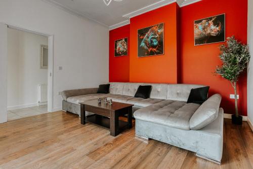 Open Mind Property - 4 Bedroom House with Hot Tub