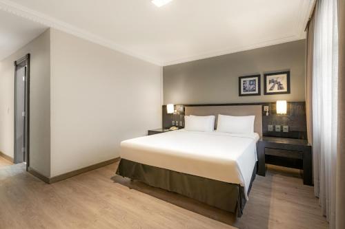 1 queen bed, 1 sofa bed