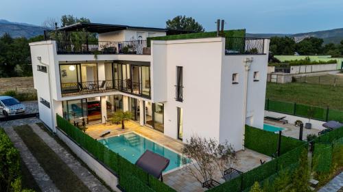 Luxe House Bianca