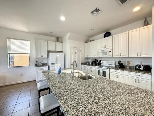 Last Minute Disney Getaway! Private Pool, Hot Tub & Games Room. Book Now! #85873 in Orlando, USA