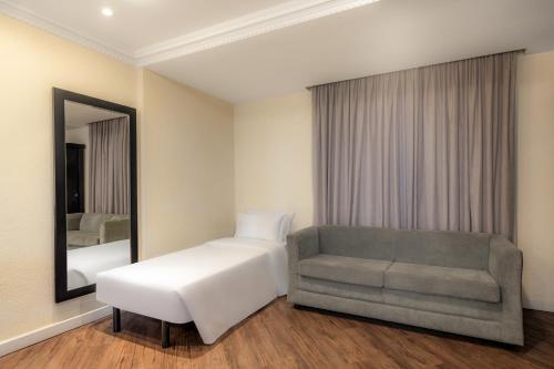 2 twin beds, 1 sofa bed
