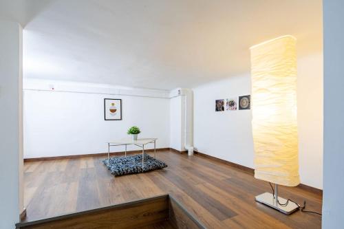 Centrally located comfortable apartment - image 7