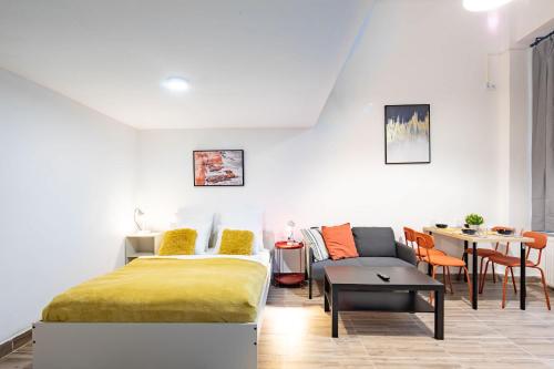 Centrally located comfortable apartment - image 13