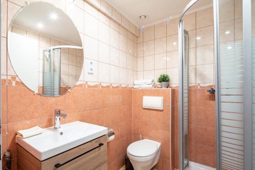 Centrally located comfortable apartment - image 8