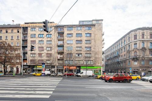 Centrally located comfortable apartment - image 2