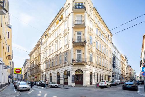 Centrally located comfortable apartment - image 12