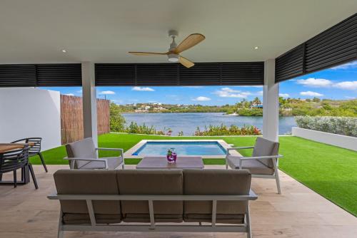 beranda/teres, Dolce Vita Beach, Waterfront Bungalows with Private Beach in Nieuwpoort