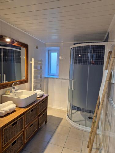 Kamar Mandi, Les gîtes d'Herquetot -"Les Genêts" (Les gites d'Herquetot -"Les Genets") in Vasteville