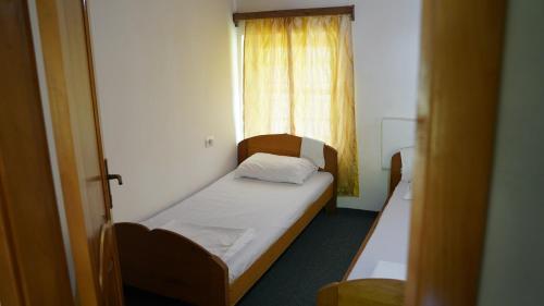 3 twin beds