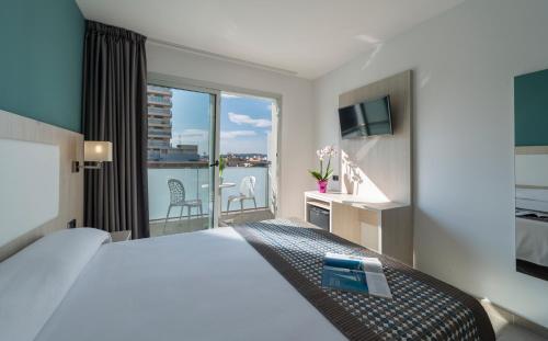 1 double bed, 2 twin beds
