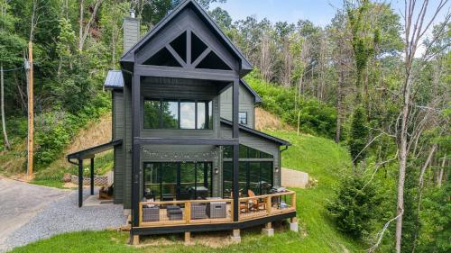 Serenity Peak Lodge by Carolina Mornings in Jonathan Creek