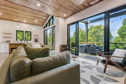 Serenity Peak Lodge by Carolina Mornings in Jonathan Creek