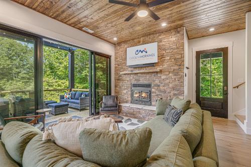 Serenity Peak Lodge by Carolina Mornings, Waynesville