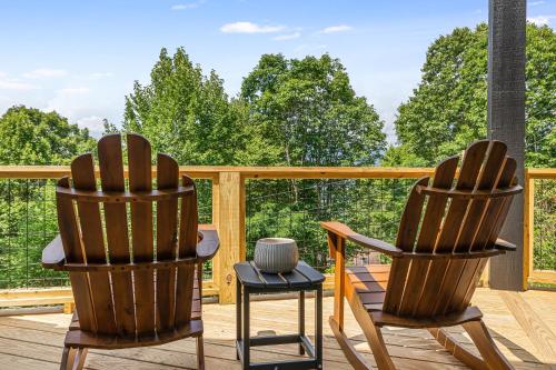 Serenity Peak Lodge by Carolina Mornings in Jonathan Creek
