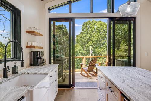 Serenity Peak Lodge by Carolina Mornings in Jonathan Creek