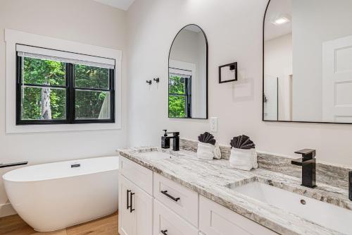 Serenity Peak Lodge by Carolina Mornings in Jonathan Creek