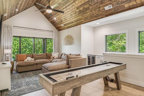 Serenity Peak Lodge by Carolina Mornings in Jonathan Creek