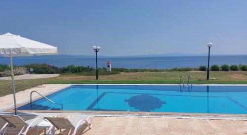 Blue Pastel-cliffside villa, shared pool, wild sandy beach nearby - Location saisonnière - Potidée