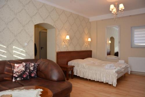 One-Bedroom Apartment with Lake View