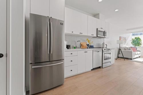 Stylish Westwood Apartment - Steps from UCLA in Los Angeles, USA