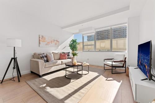Stylish Westwood Apartment - Steps from UCLA in Los Angeles, USA