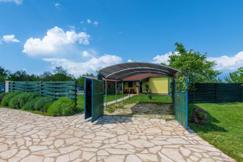 Dārzs, Villa Vrt, a private and fully fenced forest retreat in Heki