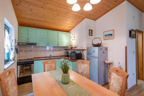 virtuve, Villa Vrt, a private and fully fenced forest retreat in Heki