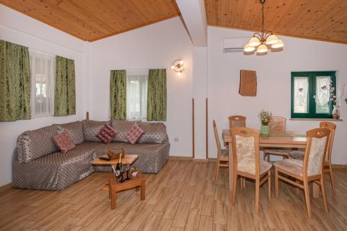 Villa Vrt, a private and fully fenced forest retreat in Heki