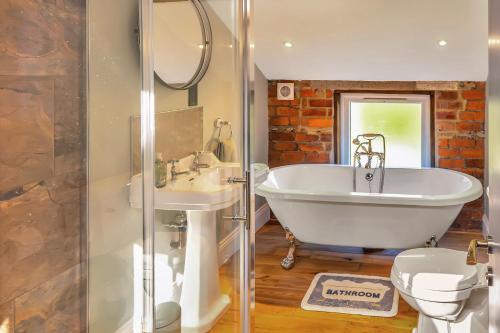 Shower, Luxury Escape with Cinema, Pool Table & Darts in Wortley
