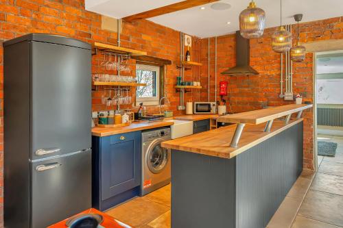 Kitchen, Luxury Escape with Cinema, Pool Table & Darts in Wortley